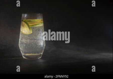 Gesunder Mojito-Cocktail, Wassergetränke mit Zitrusfrüchten, Limonaden mit Limonen-Detox-Getränk Stockfoto