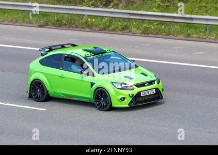 2009 Green Ford Focus St-3; Fahrzeugverkehr, bewegliche Fahrzeuge, Autos, Fahrzeug auf britischen Straßen, Motoren, Fahren auf der Autobahn M6, britisches Straßennetz. Stockfoto