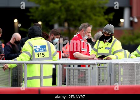 Die Fans von Manchester United werden vor dem Premier League-Spiel in Old Trafford, Manchester, Sicherheitskontrollen unterzogen. Bilddatum: Dienstag, 18. Mai 2021. Stockfoto