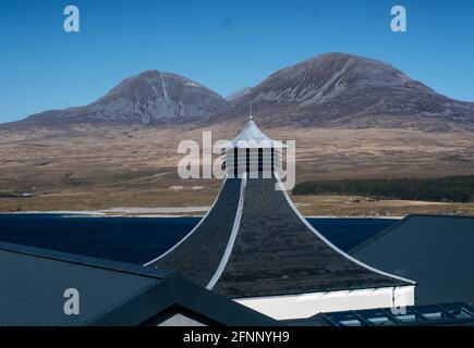 Blick auf die neue Ardnahoe Brennerei an der Nordküste von Islay, Schottland. Stockfoto