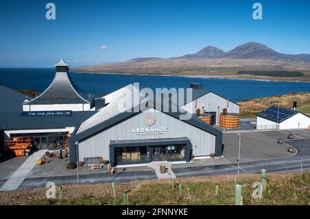 Blick auf die neue Ardnahoe Brennerei an der Nordküste von Islay, Schottland. Stockfoto