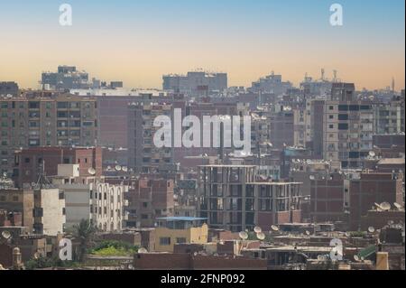 arabische Stadt, chaotische Entwicklung. Blick über die verrauchten Slums von Kairo. Blick über Kairo mit seinen traditionellen ägyptischen Gebäuden vom Gizeh-Plateau aus Stockfoto