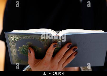 Muslimische Frau, die den edlen Koran liest. Vereinigte Arabische Emirate Stockfoto