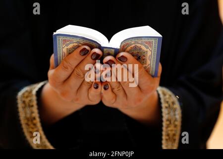 Muslimische Frau, die den edlen Koran liest. Vereinigte Arabische Emirate Stockfoto