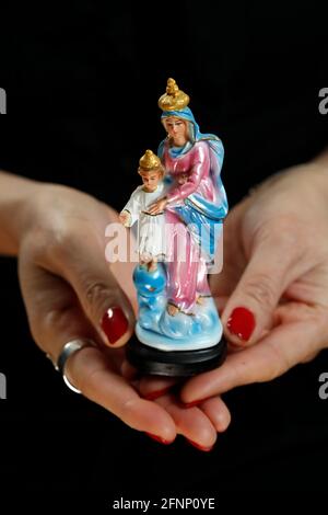 Jungfrau Maria und Kind Figur in den Händen. Frankreich. Stockfoto