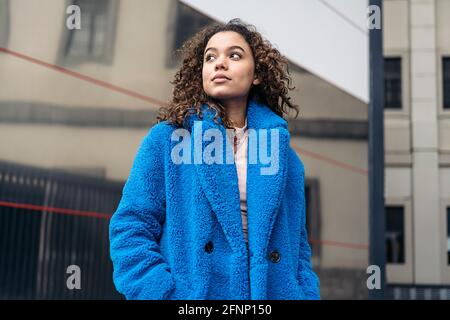 Stilvolle Junge Frau In Der Stadt Stockfoto