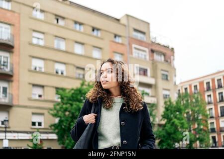 Stilvolle Junge Frau In Der Stadt Stockfoto