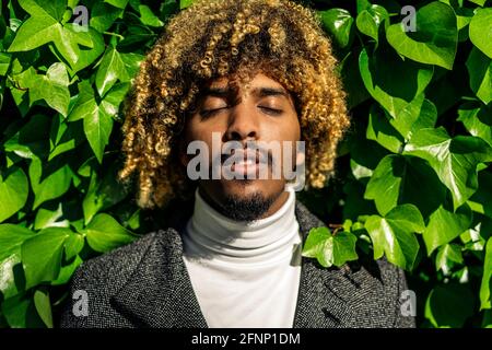 Schöner und intelligenter Afro-Mann Stockfoto