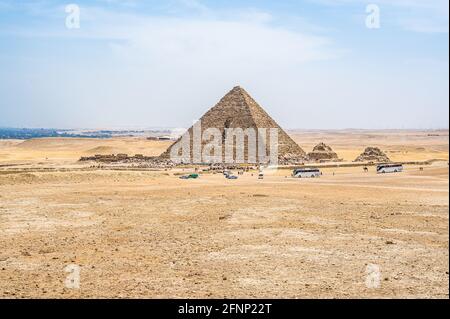 Pyramide von Menkaure. Pyramide von Menkaure und Pyramiden von Queens, Kairo, Gizeh. Ägyptische Wüste in Gizeh. Hintergrund für Urlaubsreisen. Architektonisches Mon Stockfoto