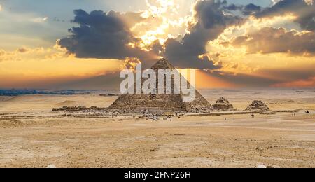 Pyramide von Menkaure. Alte Pyramide Gegen Himmel. Pyramide von Menkaure und Pyramiden von Queens, Kairo. Vor der Kulisse eines dramatischen Himmels und Sonnenuntergang Stockfoto