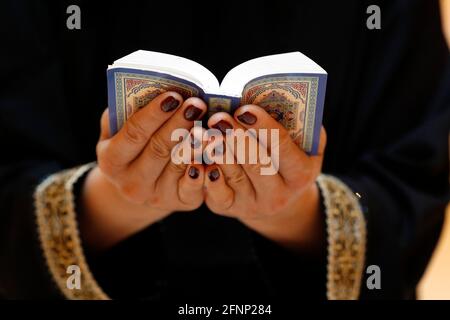 Muslimische Frau, die den edlen Koran liest. Vereinigte Arabische Emirate Stockfoto