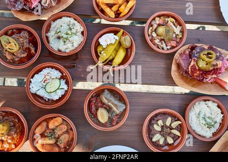 Tapas auf vielen kleinen Tellern Stockfoto