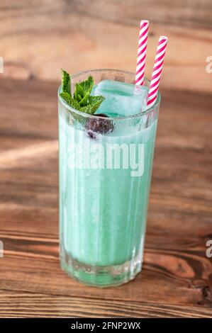 Glas des blauen hawaiianischen Cocktails auf Holzhintergrund Stockfoto