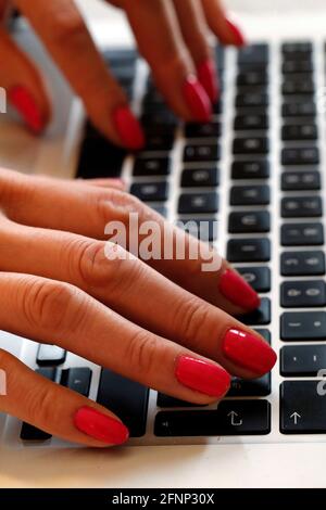 Nahaufnahme der Hände einer Geschäftsfrau, die auf einem Laptop tippt. Frankreich. Stockfoto
