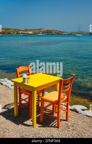 Café Tableon Strand in Adamantas Stadt auf Milos Insel mit Ägäis mit Booten im Hintergrund Stockfoto