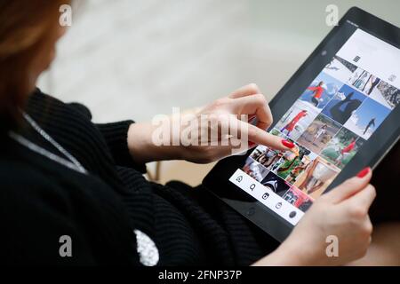 Frau beim Lesen von Instagram auf einem digitalen Apple iPad-Tablet. Instagram-Anwendung für soziale Medien. Frankreich. Stockfoto