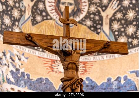 Hölzernes Kruzifix mit handgeschnitztem Jesus Stockfoto