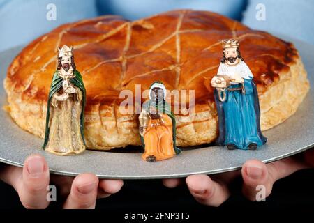 Königskuchen, Galette des rois. Drei Weise Männer Figuren. Ein beliebtes Lebensmittel, das ab Januar 6 erhältlich ist, oder Epiphany. Frankreich. Stockfoto