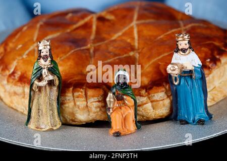 Königskuchen, Galette des rois. Drei Weise Männer Figuren. Ein beliebtes Lebensmittel, das ab Januar 6 erhältlich ist, oder Epiphany. Frankreich. Stockfoto