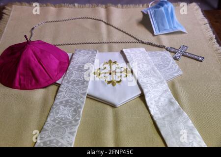 Basilika der Heimsuchung. Sakristei. Mitra, Zucchetto und christliches Kreuz. Annecy. Frankreich. Stockfoto