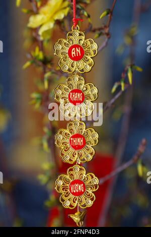 Chinesische Lunar Neujahr ot Tet Dekorationen auf gelbem Baum. Frankreich. Stockfoto