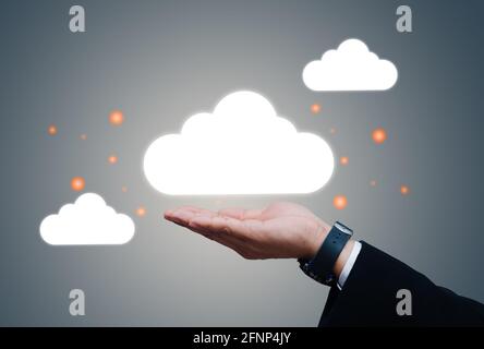 Geschäftsmann mit Icon Cloud Computing-Netzwerk und Icon-Verbindung Stockfoto