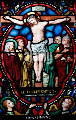 Basilika Notre Dame de l’Assomption. Buntglasfenster. Passion Christi. Die Kreuzigung, Jesus am Kreuz. Schön. Frankreich. Stockfoto