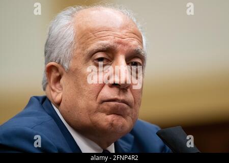 Washington, USA. Mai 2021. Zalmay Khalilzad, der Sonderbeauftragte des US-Außenministeriums für die Aussöhnung in Afghanistan, während einer Anhörung des Ausschusses für Auswärtige Angelegenheiten des Repräsentantenhauses zum Thema „die Beziehungen zwischen den USA und Afghanistan nach dem Militäraustritt“ am Dienstag, dem 18. Mai, im US-Kapitol in Washington, DC, 2021. Heute wird der Senat über den „Endless Frontier Act“ debattieren, während die Verhandlungen über die Infrastrukturpläne von Präsident Biden fortgesetzt werden. (Graeme Sloan/Sipa USA) Quelle: SIPA USA/Alamy Live News Stockfoto