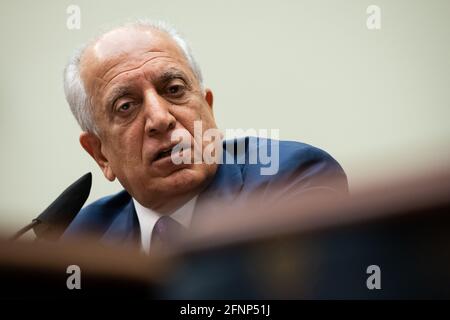 Washington, USA. Mai 2021. Zalmay Khalilzad, der Sonderbeauftragte des US-Außenministeriums für die Aussöhnung in Afghanistan, während einer Anhörung des Ausschusses für Auswärtige Angelegenheiten des Repräsentantenhauses zum Thema „die Beziehungen zwischen den USA und Afghanistan nach dem Militäraustritt“ am Dienstag, dem 18. Mai, im US-Kapitol in Washington, DC, 2021. Heute wird der Senat über den „Endless Frontier Act“ debattieren, während die Verhandlungen über die Infrastrukturpläne von Präsident Biden fortgesetzt werden. (Graeme Sloan/Sipa USA) Quelle: SIPA USA/Alamy Live News Stockfoto