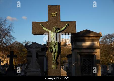 Friedhof Montparnasse (französisch: cimetiere du Montparnasse), Paris, Frankreich. Kreuz Stockfoto