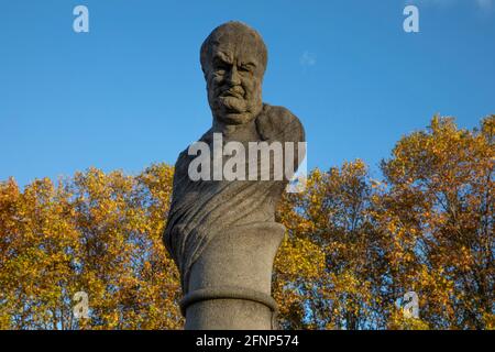 Friedhof Montparnasse (französisch: cimetiere du Montparnasse), Paris, Frankreich. Skulptur, die den Schriftsteller und Kritiker Charles Augustin Sainte-Beuve mit fo Stockfoto