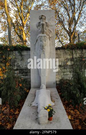 Friedhof Montparnasse (französisch: cimetiere du Montparnasse), Paris, Frankreich. Das Baudelaire-Kenotaph Stockfoto