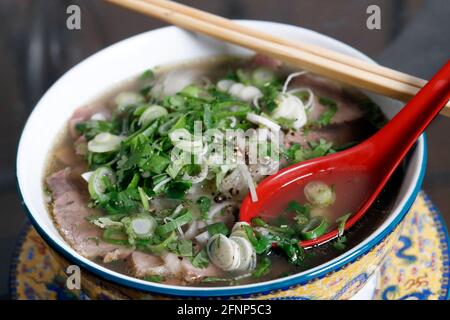 Vietnamesisches Essen. Vietnamesische, würzige geschnittene Rindfleisch- und Nudelsuppe Pho Bo. Frankreich. Stockfoto
