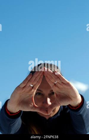 Frau, die Yoga-Meditation auf dem Berg macht. Frankreich. Stockfoto