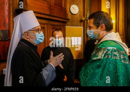 Orthodoxe und katholische Priester und Bischof in der Sakristei der katholischen Kirche Saint-Philippe-du-Roule, paris, Frankreich Stockfoto