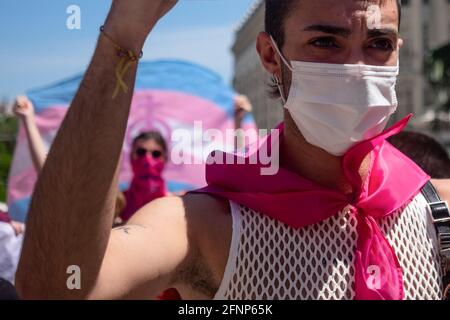Während des Protestes wird ein Aktivist mit einer Gesichtsmask gesehen, der die Trans-Flaggen hält. Aktivisten der Trans Community protestieren vor dem Abgeordnetenkongress. Die Abstimmung über die Bearbeitung des "transstaatlichen Gesetzes" wird am Dienstag, dem 18. Mai, in der Plenarsitzung des spanischen Kongresses diskutiert. (Foto von Guillermo Gutierrez / SOPA Image/Sipa USA) Stockfoto