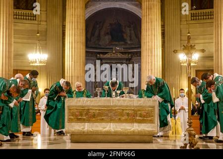 Messe in der katholischen Kirche Saint-Philippe-du-Roule, Paris, Frankreich. Kanonische Installation eines neuen Priesters. Erzbischof Michel Aupetit. Eucharistiefeier Stockfoto