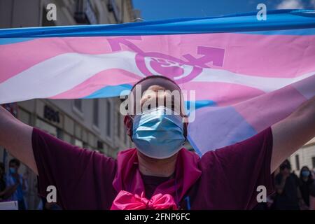 Während des Protestes wird ein Aktivist mit einer Gesichtsmask gesehen, der die Trans-Flagge hält. Aktivisten der Trans Community protestieren vor dem Abgeordnetenkongress. Die Abstimmung über die Bearbeitung des "transstaatlichen Gesetzes" wird am Dienstag, dem 18. Mai, in der Plenarsitzung des spanischen Kongresses diskutiert. Stockfoto