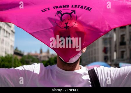 Während des Protestes wird ein Aktivist mit einer Gesichtsbedeckung mit einem Trans-Schal im Gesicht gesehen.Aktivisten der Trans Community protestieren vor dem Abgeordnetenkongress. Die Abstimmung über die Bearbeitung des "transstaatlichen Gesetzes" wird am Dienstag, dem 18. Mai, in der Plenarsitzung des spanischen Kongresses diskutiert. Stockfoto