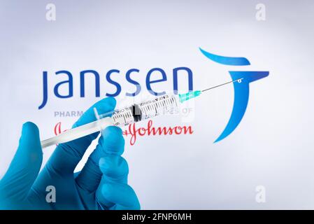 Spanien. Mai 2021. Am 18. Mai 2021 hält eine Hand eine Spritze vor dem Janssen-Impfstofflogo in Barcelona, Spanien. Janssen ist ein Covid-19-Impfstoff des Pharmaunternehmens Johnson&Johnson, der von der WHO zugelassen wurde und jetzt weltweit verabreicht wird, um die Ausbreitung von Covid zu stoppen (Foto von Davide Bonaldo/Sipa USA) Quelle: SIPA USA/Alamy Live News Stockfoto