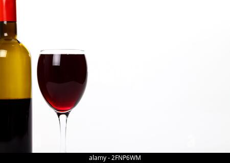 Ein Glas Rotwein und eine Weinflasche mit Platz Zum Kopieren Stockfoto