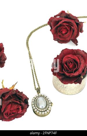 Schmuck und Blumen. Halskette und rote Rosen Stockfoto