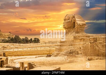 Die ägyptischen Pyramiden von Gizeh auf dem Hintergrund von Kairo. Wunder des Lichts. Architektonisches Denkmal. Die Gräber der Pharaonen. Urlaub im Hintergrund Stockfoto