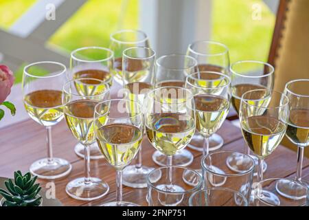 Weißwein im Glas bei der Tischparty-Feier Stockfoto