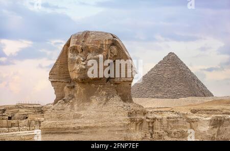 Große Sphinx und Pyramide von Khepre. Alte ägyptische Zivilisation. Landschaft mit ägyptischen Pyramiden. Alte Symbole und Wahrzeichen von Ägypten für Ihre t Stockfoto