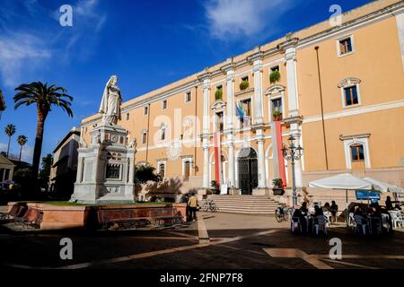 Statue von Eleonora d'Arborea und Palazzo degli Scolopi Rathaus auf der Piazza Eleonora, Oristano, Sardinien, Italien Stockfoto