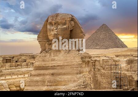 Tolle Sphinx und Pyramiden. Sphinx vor der Kulisse der großen ägyptischen Pyramiden. Afrika, Gizeh-Plateau. Die Sphinx in Gizeh Pyramidenkomplex bei Sonne Stockfoto
