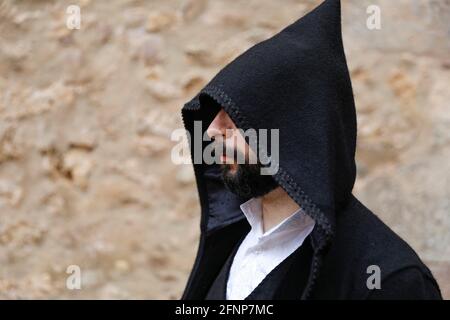 Sardischer Mann in traditioneller Tracht in Laconi, Italien Stockfoto