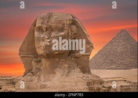 Große Pyramide Des Pharao Khufu, Gelegen In Giza Und Der Sphinx. Ägypten. Das Gesicht der Sphinx und die große Pyramide vor dem Hintergrund einer Fanta Stockfoto