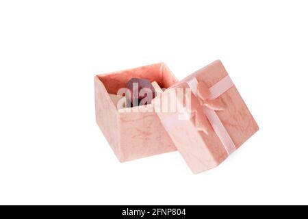 Ring mit Epoxidharz in einer Schachtel auf einem weißen Hintergrund Stockfoto